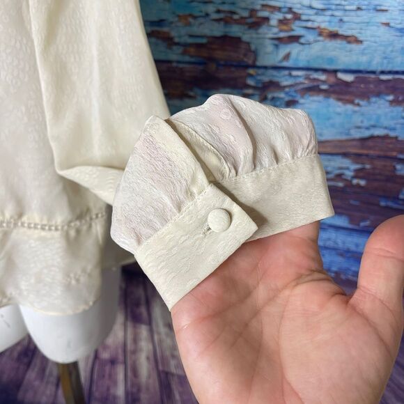 Astr Ivory sheer long sleeve sheer top Large - Picture 4 of 12